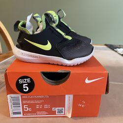 NIKE toddler Size 5