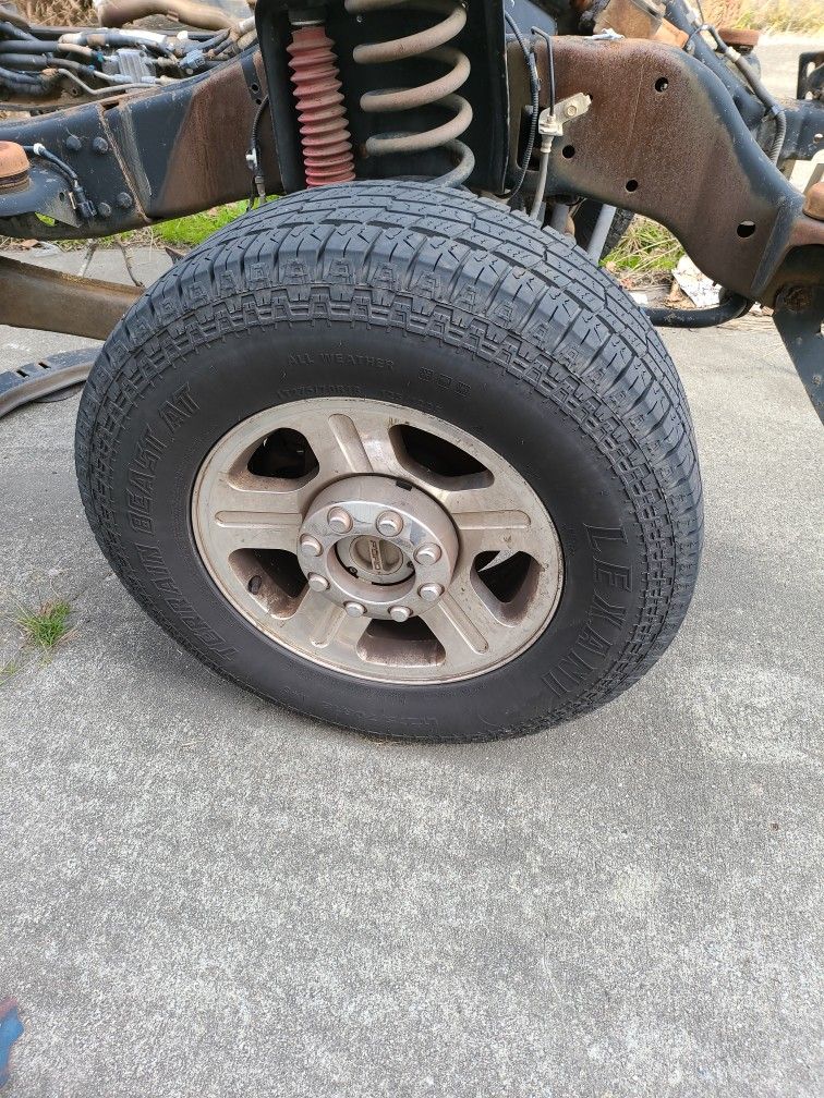 Is set of 4 Ford 8 log 18" aluminum wheels with new 2 75 70 18" tires
