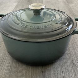 Le Creuset Dutch Oven, 5.5qt, Brand New, Never Used, Retail $435 plus tax, asking 180 Obo