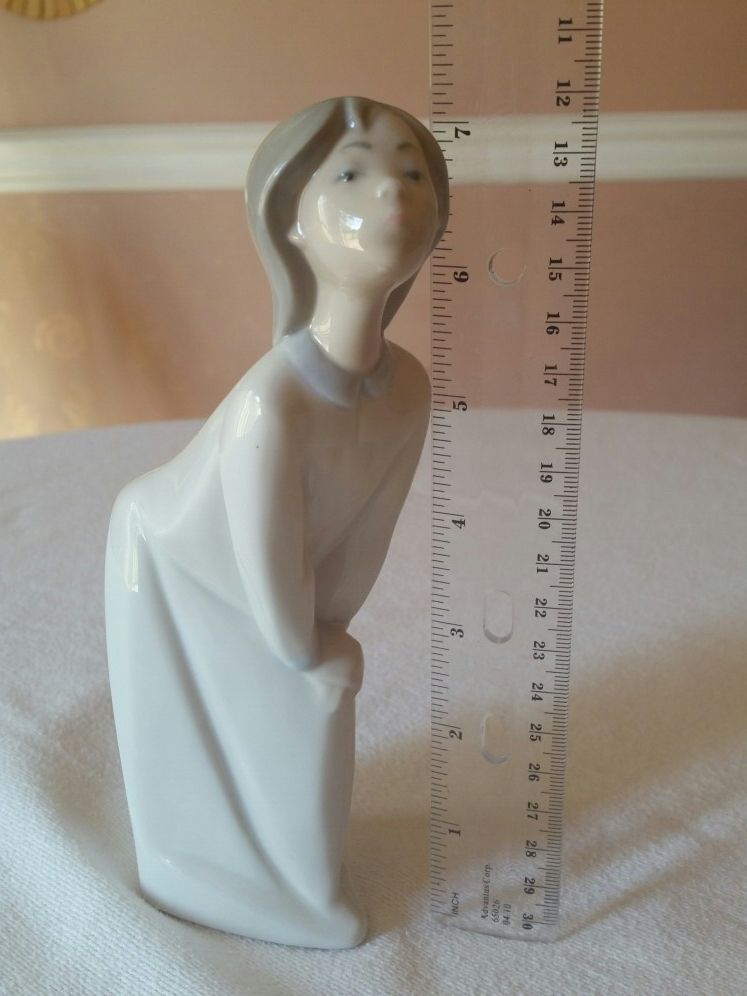 Delightful Lladro 7" Figurine of Kissing Girl