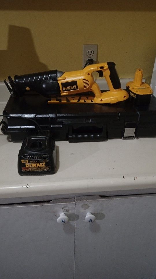 DeWalt DW385 18V cordless reciprocating sawzell new with battery and charger included with portable case