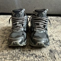 Balenciaga Runners black/dark grey ( with box )