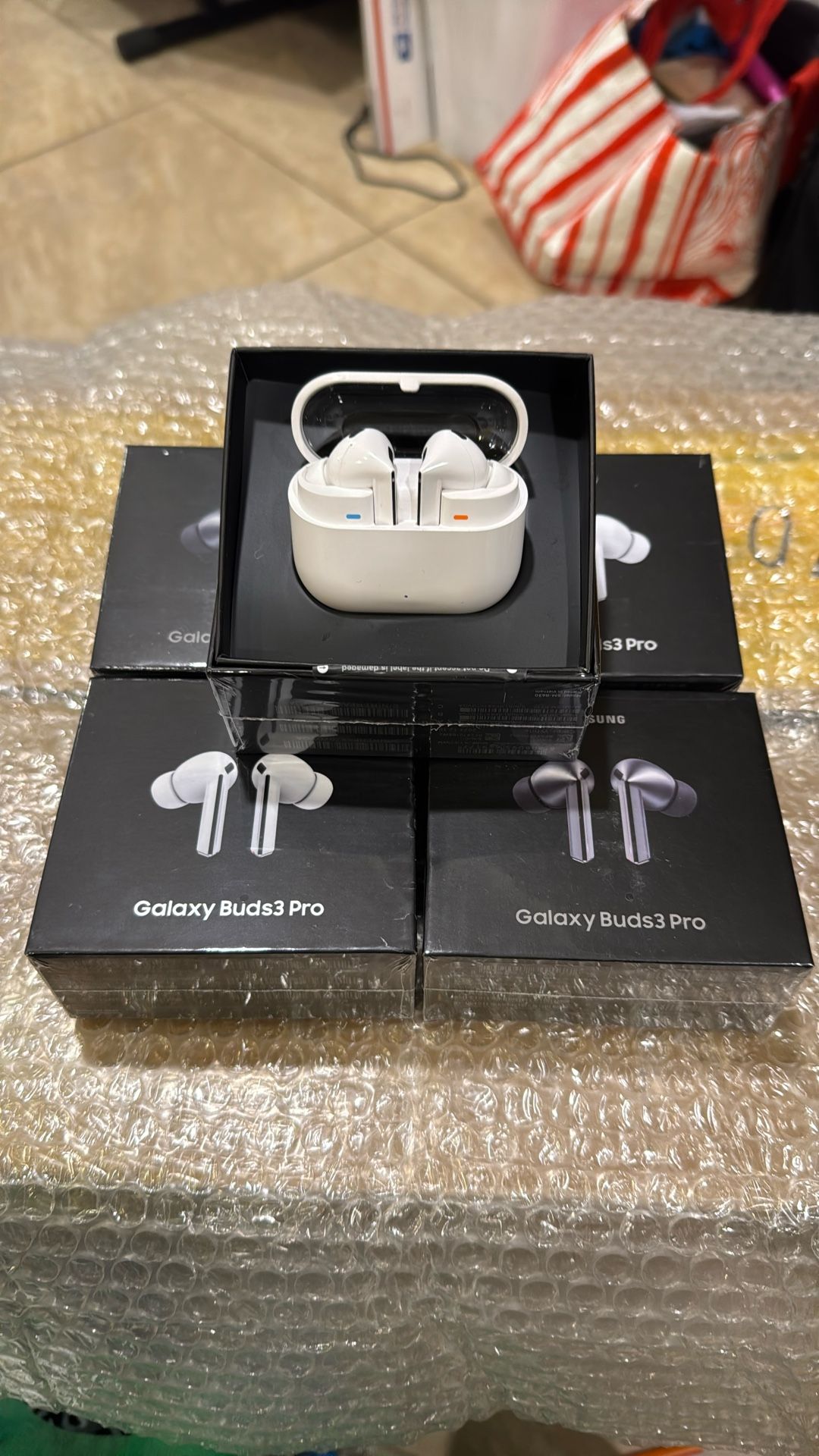 GALAXY BUDS 3 PRO BLACK AND WHITE