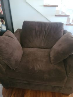 Oversize Chair W/2 Pillows 