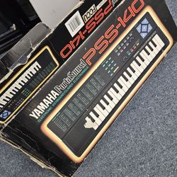 Yamaha PortaSound PSS-140 Electronic Keyboard Synthesizer 