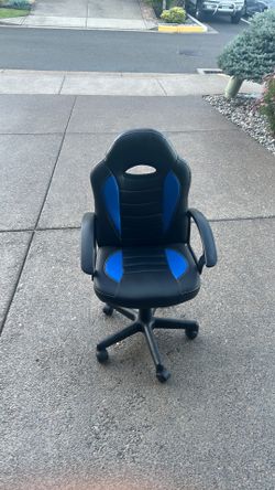 Gaming chair with wheels