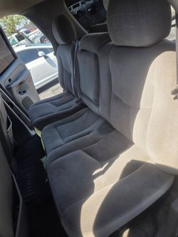 01-05 Tahoe or yukon second row seats