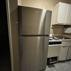 18.1 Cu Ft Top Freezer Refrigerator (Stainless Steel)