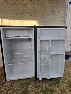 RCA RFR321-B-BLACK Mini Fridge