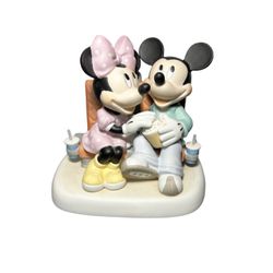 Precious Moments Disney Showcase 122701 Reel Love Premiere Figurine