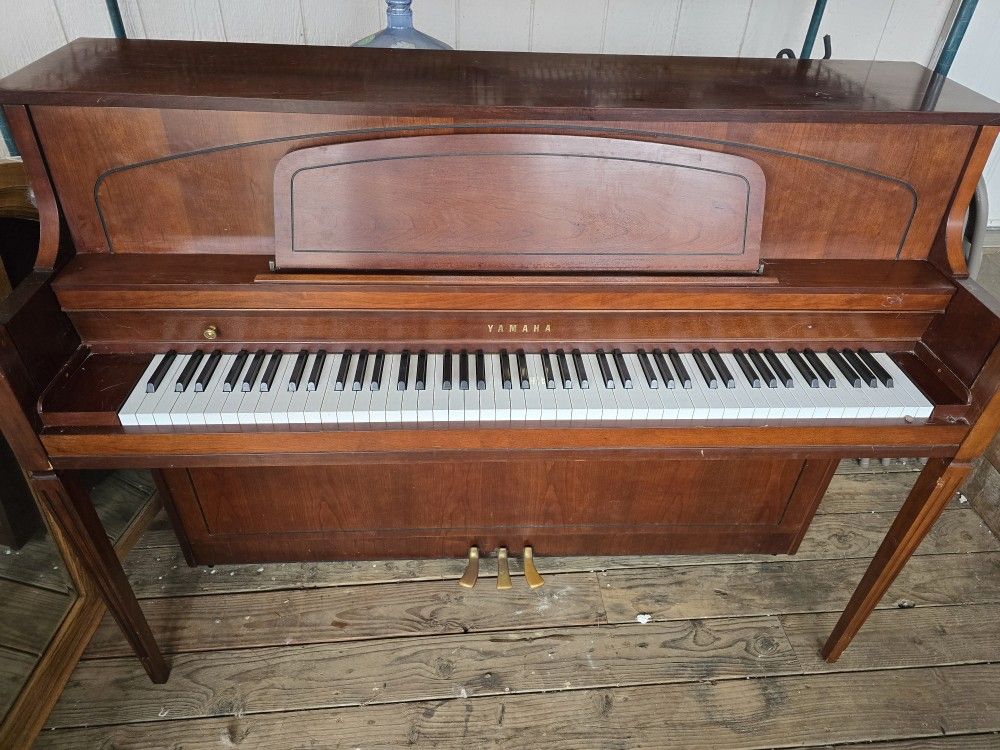Yamaha Upright piano M450 TC