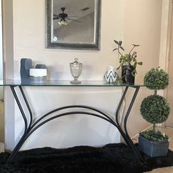 Entry table with mirror