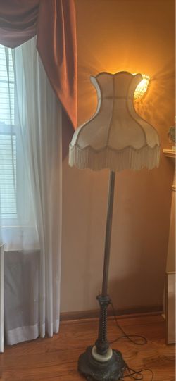 Lamp with lampshade