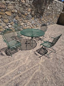 Gorgeous Antique all very heavy weight metal patio set of 5 piece. Rocking chairs. $700 FIRM, West 79912