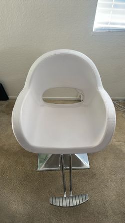 Cosmetologist chair