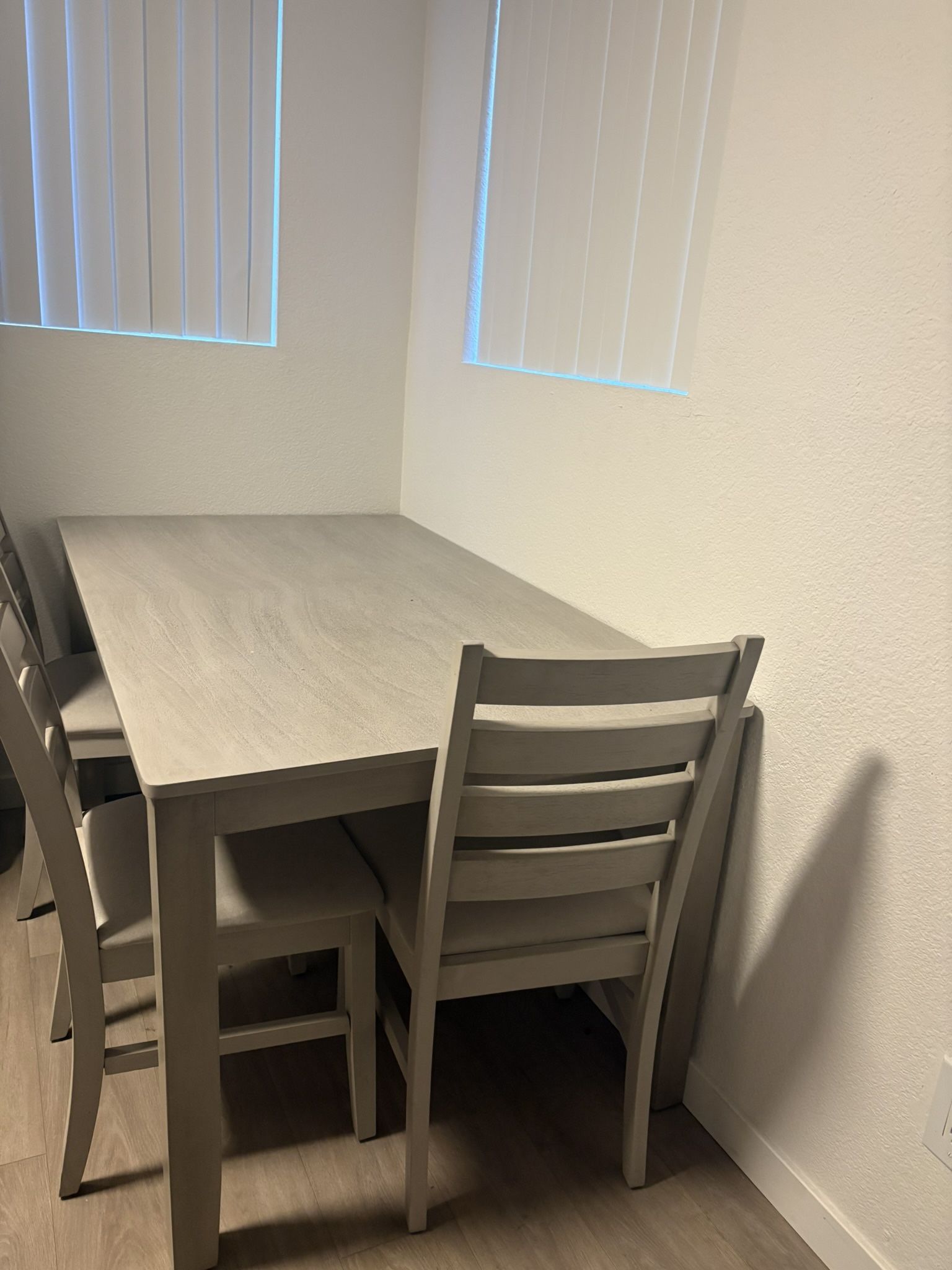 Table with 6 chairs