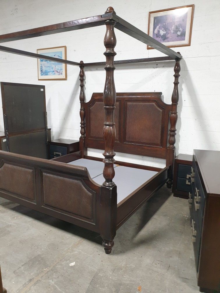 King Size Bedroom Set Solid Wood In Excellent Condition 