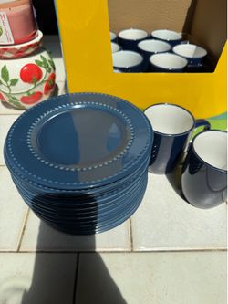 Salad plate and coffee mug bundle