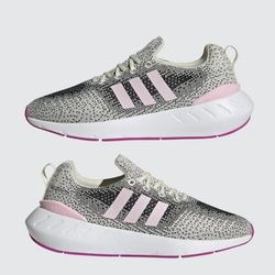 Adidas Womens Swift Run 22 Sneakers