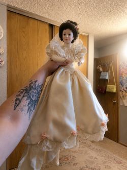 SIGNED- Vintage Ashton-Drake porcelain bride doll