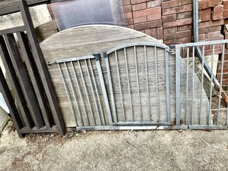 Expandable dog gate
