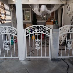 Puerta Blanca Bonita / Very Nice Iron Gates