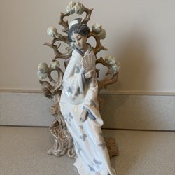 Lladro Geisha Retired. Mint Condition with Fan! No Box!