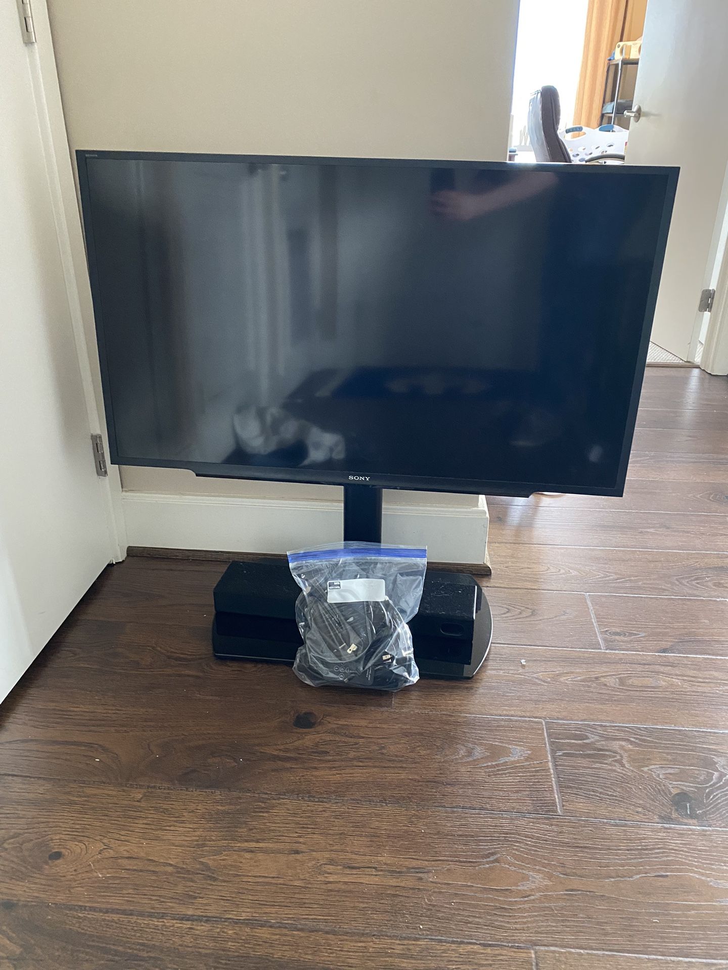 Flatscreen TV With Accessories (Price Negotiable)