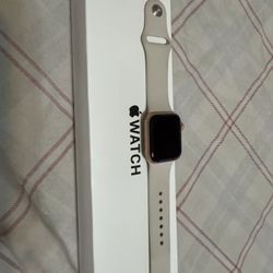 Apple Watch SE GPS, 40mm Starlight Aluminum Case with Starlight Sport Band - S/M