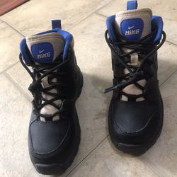 Nike Manoa Boys' "Black/Black/Sesame/Game Royal" Boots 