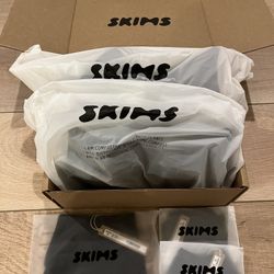 [New] Skims 2 Bras & 3 Underwear
