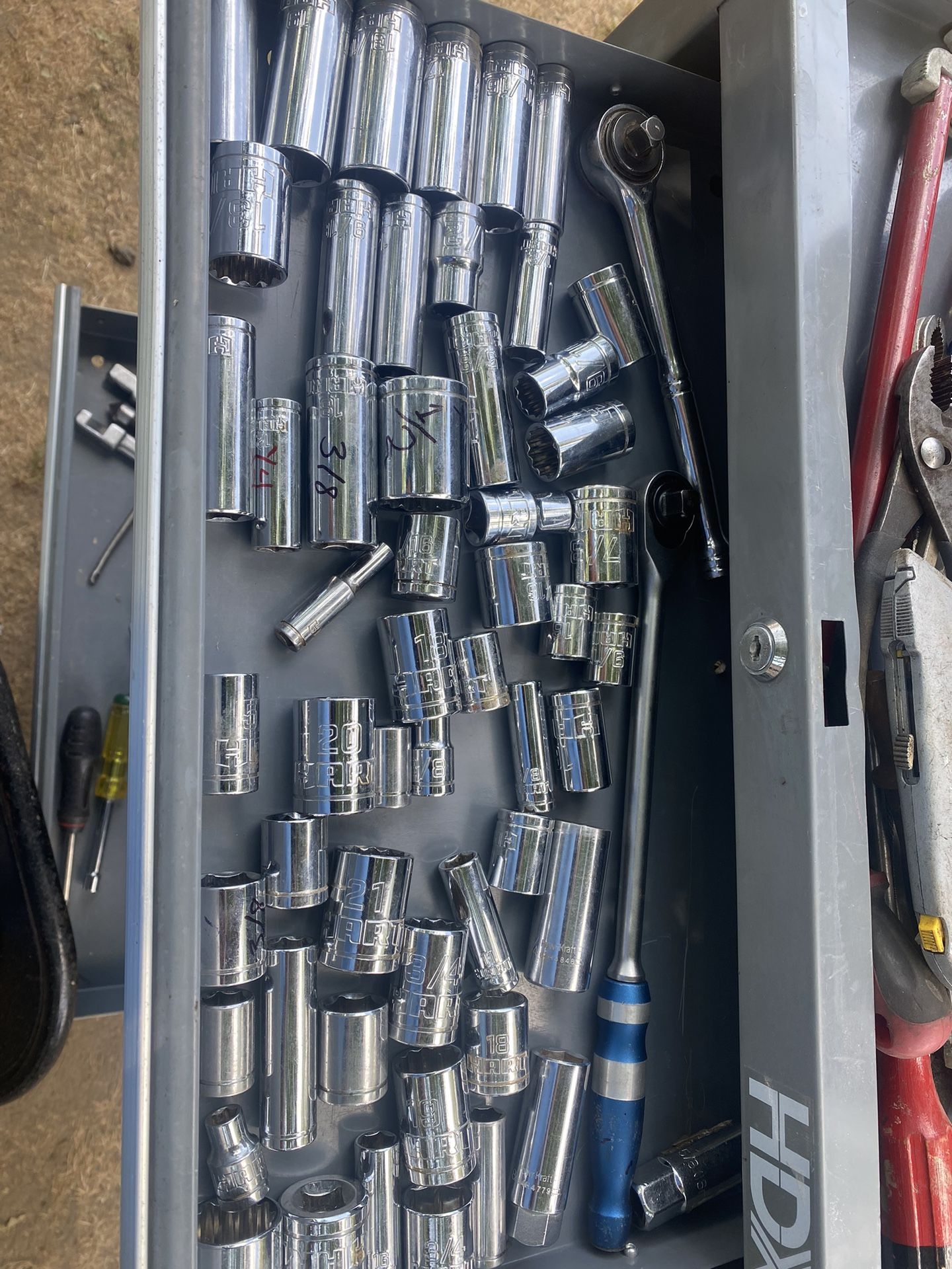 tool box in tools 53 inches high 27 Wide l don t have the Keys 