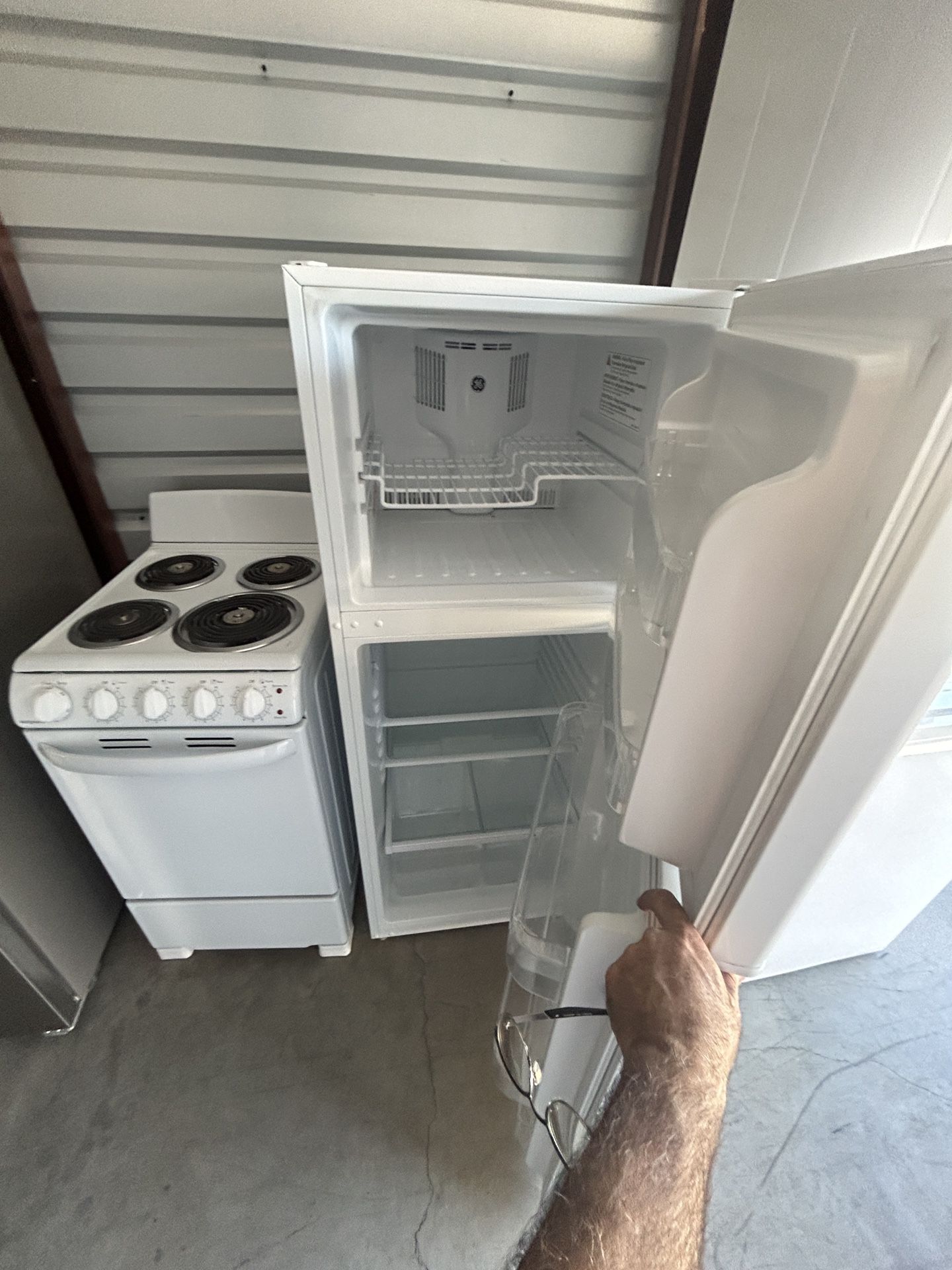 20” Electric Stove And Refrigerator 