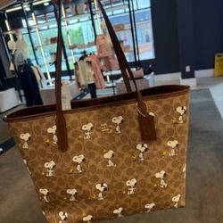 Coach X Peanuts City Tote Bag In Signature Canvas With Snoopy Print CBJ89 NWT