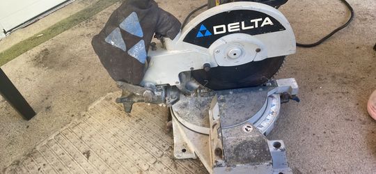 Delta machinery model 36-225 10” molted saw