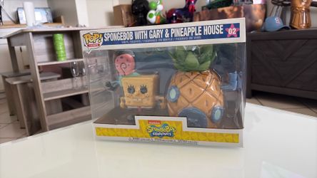 Sponge bob with Gary and pineapple house