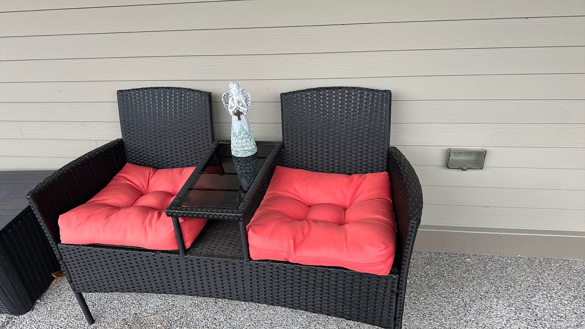 🌿 Outdoor Wicker Loveseat with Cushions & Table – Great Condition! 🌿