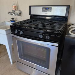 Whirlpool 30-in 4 burners 5.1-cu ft Freestanding Natural Gas Range ( Stainless Steel )