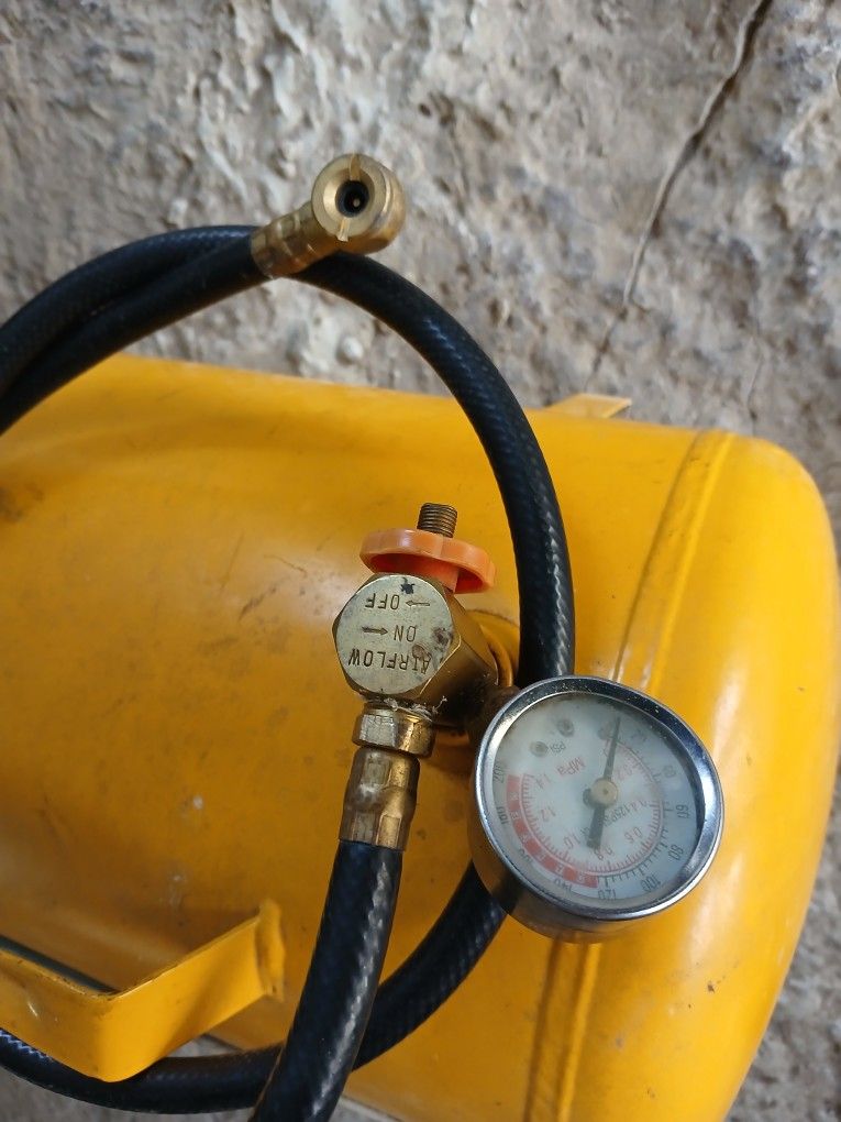 5 Gallon Air Tank And Hose, Works Great