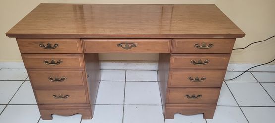 Escritorio, Desk De Madera Wood En Muy Buenas Condición.