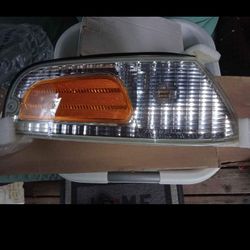 06-11 crown Victoria RH marker lamp