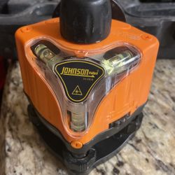 Johnson Self leveling With Tripod & Case