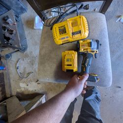 DeWalt 3/8 Atomic Impact 5amp battery