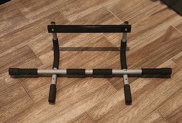 Doorway pull up bar