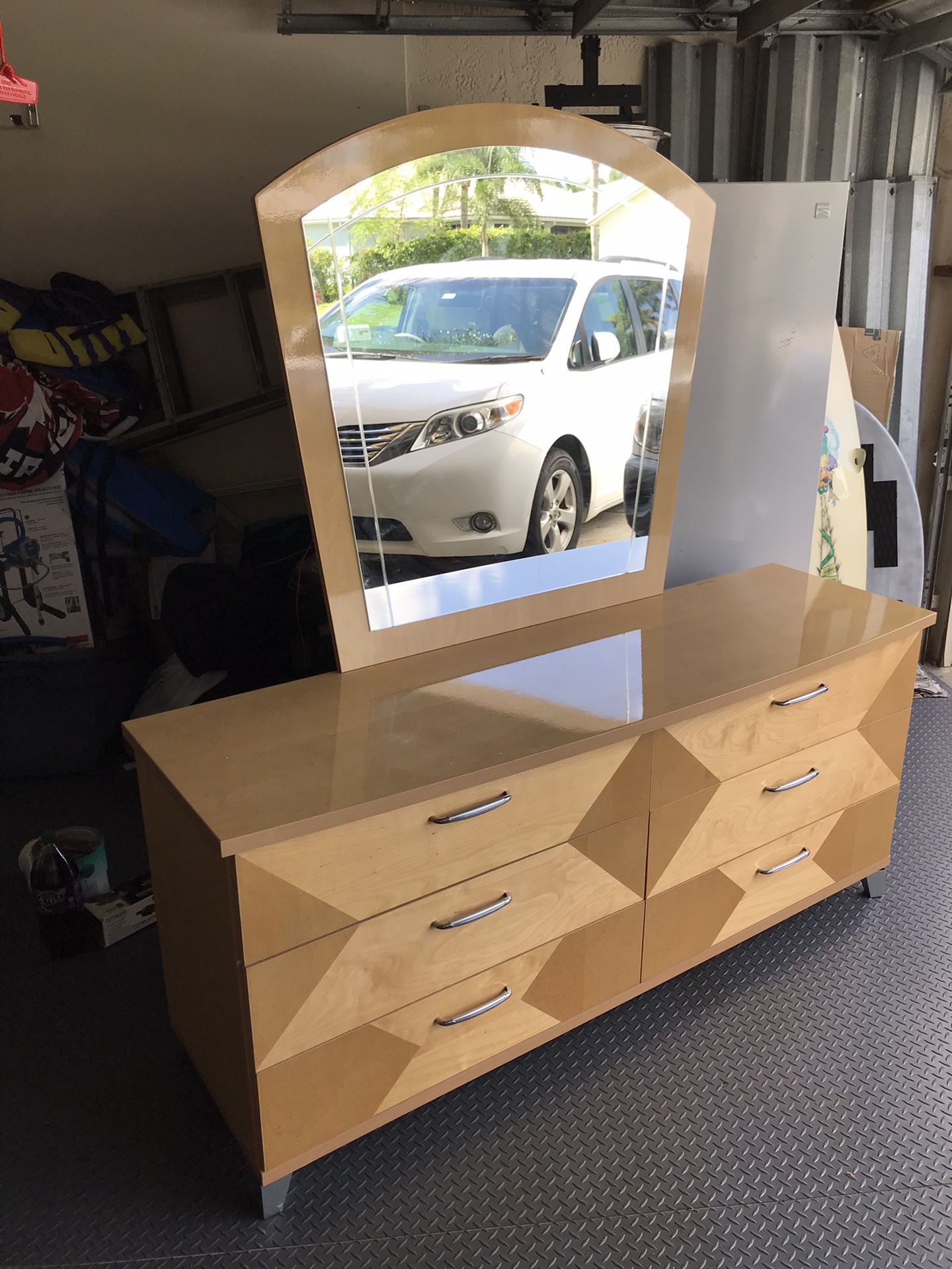 Dresser with detachable mirror