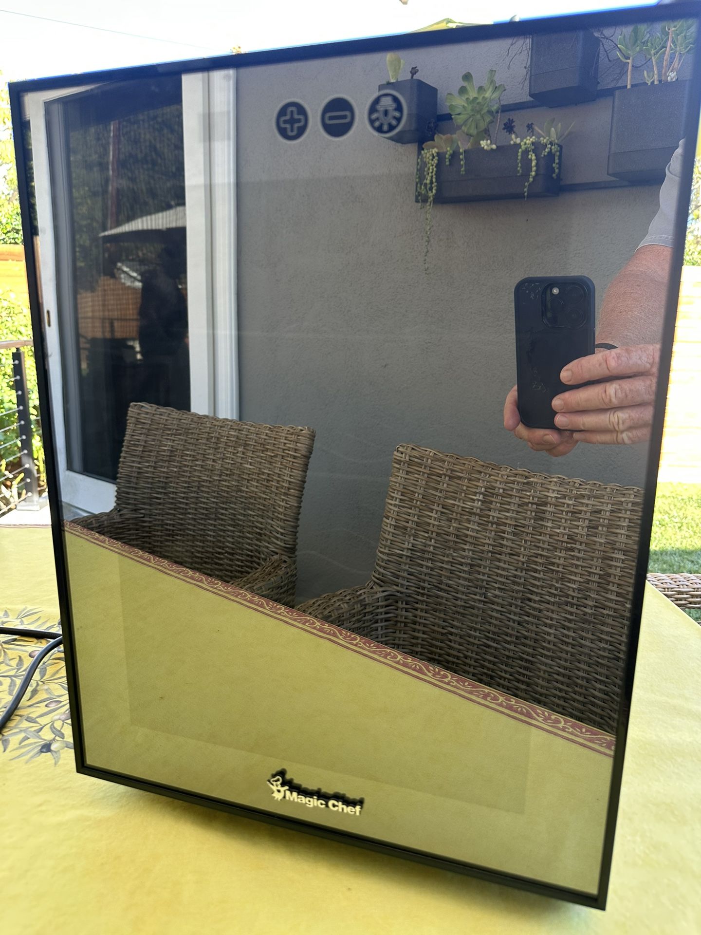 Magic Chef 12 Bottle Wine/Beverage Cooler