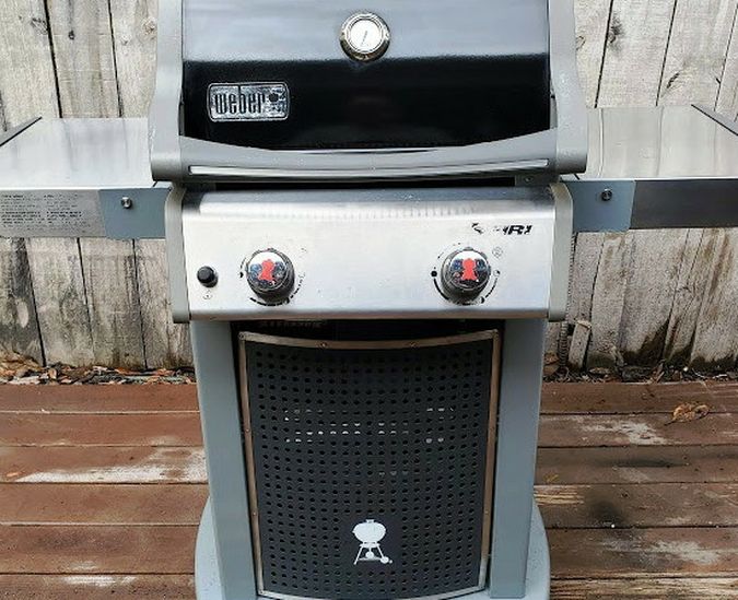 Looks new! Weber 2 burner gas grill in outstanding condition. Very clean and grease free