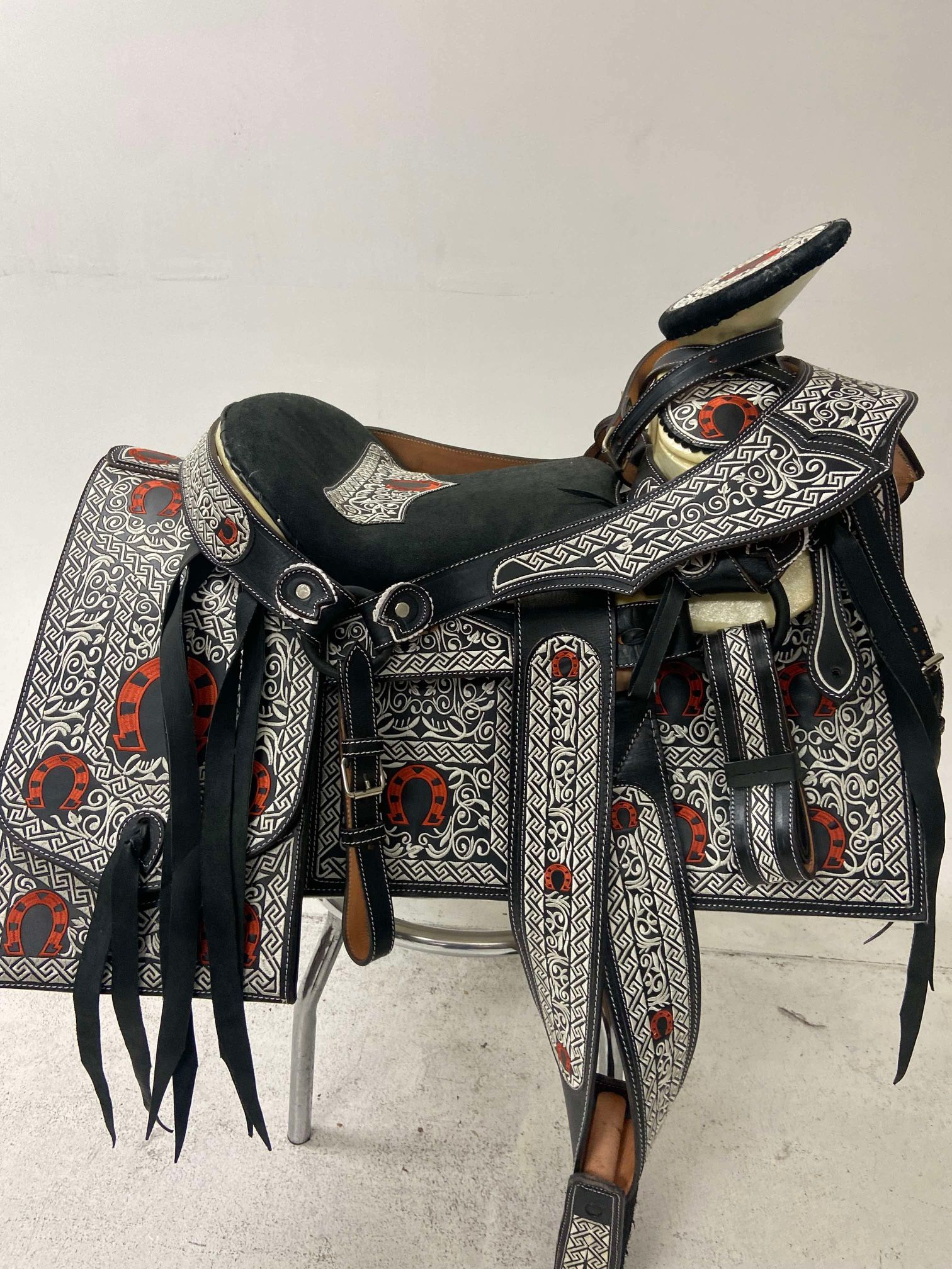 Montura charra bordada con cantinas Cuadradas