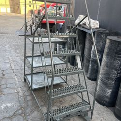 8 STEP LADDER