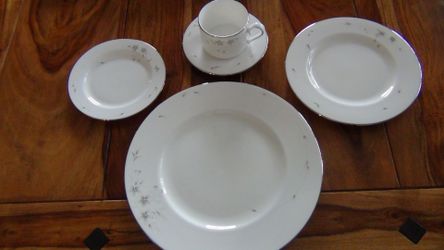 Lenox Sheer Bliss 5-piece China place setting for 7 plus extras (40 pieces)